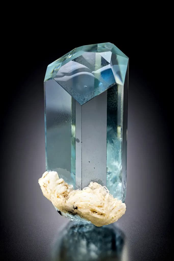 Aquamarine with Cleavelandite